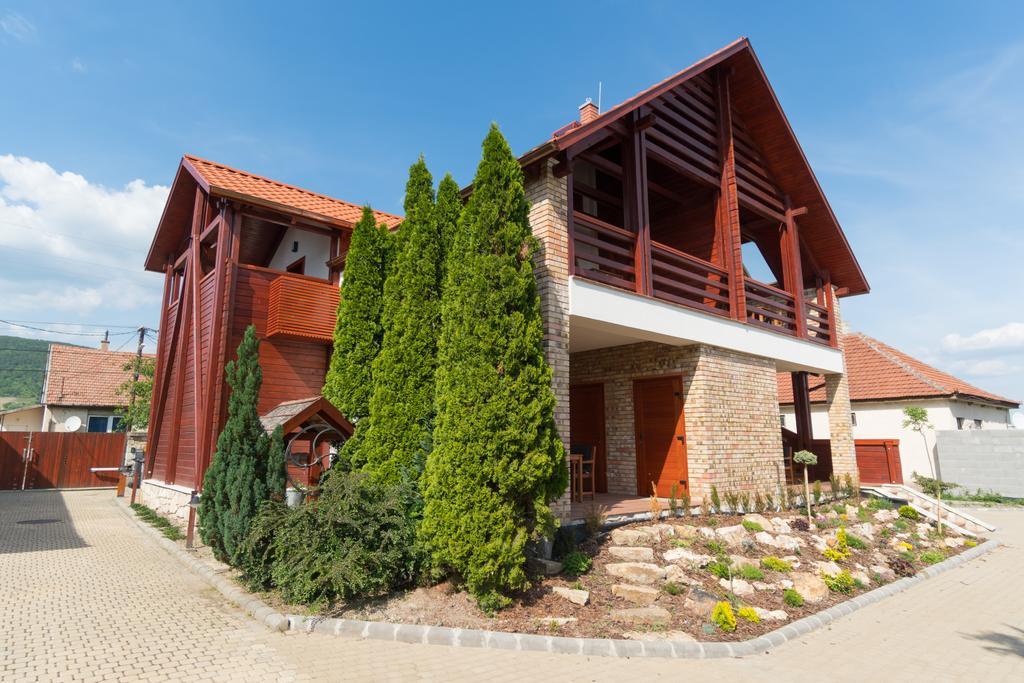 Magita Hotel Basko Ngoại thất bức ảnh