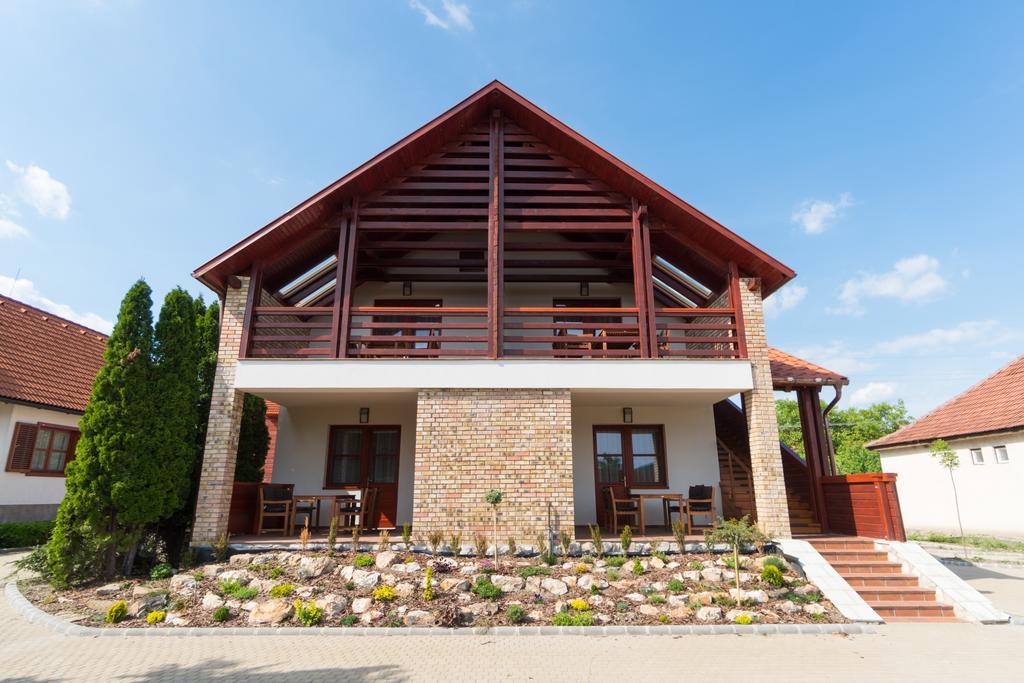 Magita Hotel Basko Ngoại thất bức ảnh