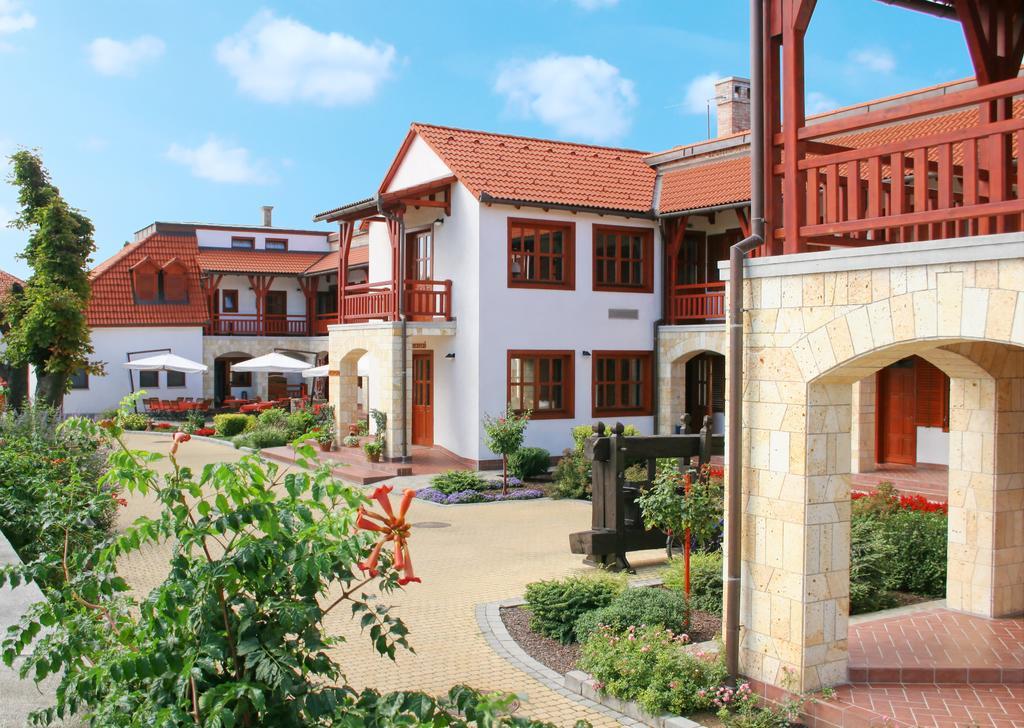 Magita Hotel Basko Ngoại thất bức ảnh