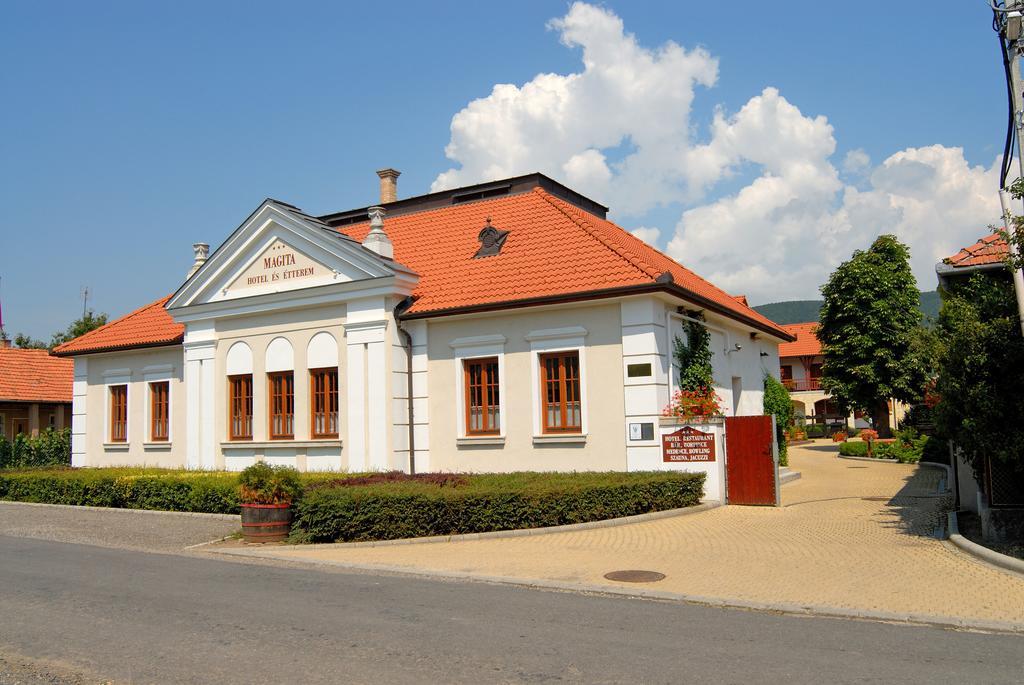 Magita Hotel Basko Ngoại thất bức ảnh