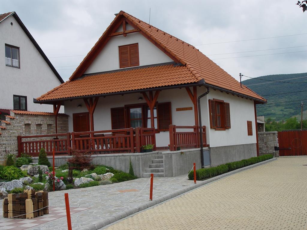 Magita Hotel Basko Ngoại thất bức ảnh